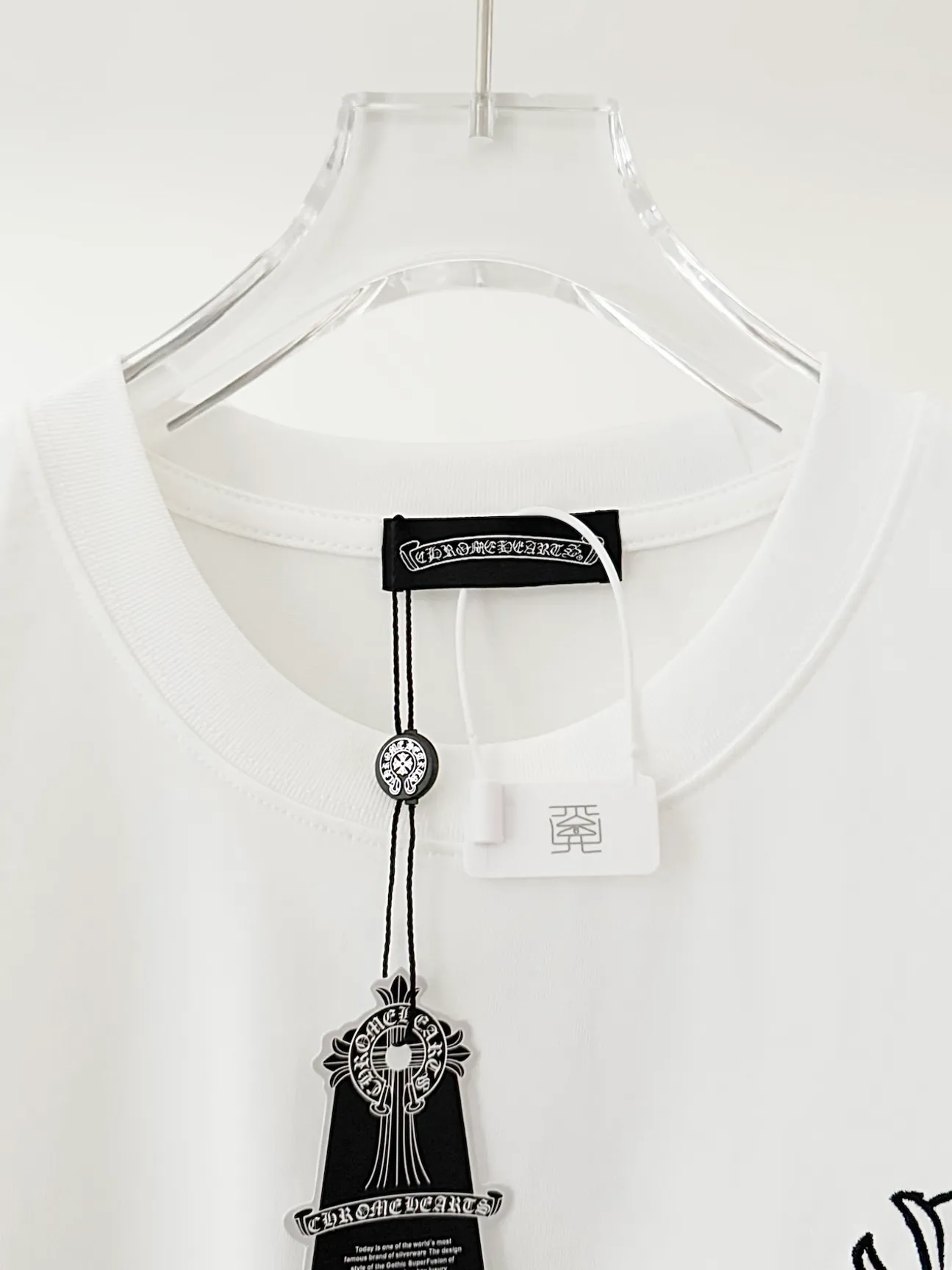 🅿️190 [High quality] Chrome hearts Chrome hearts 2025 new first release latest short-sleeved round neck T-shirt, high-end customization, avant-garde and fashionable design! The brand logo is applied to the front and back cuffs using 100,000 needle embroidery techniques. High-end customized 280g fabric. Soft to the touch. Comfortable to wear. Exquisite stitching. Fine workmanship. The upper body effect is incomparably handsome! Same style for men and women, color: white, black size: S to xL